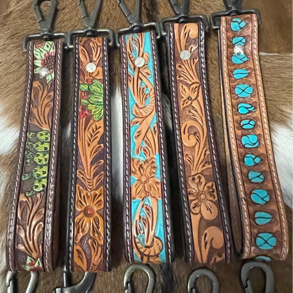 🌵🌻🌵NEW DESIGNS ❤️🌵Genuine Tooled Leather Western Wristlet Strap Keys Luggage 🌻🌵 - Picture 5 of 7